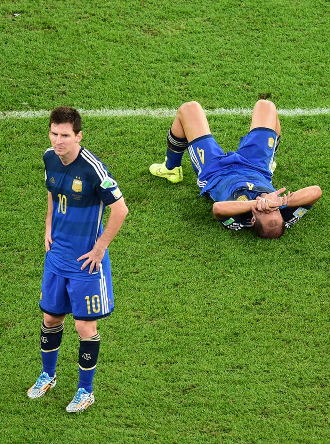 Imagen En el piso, luego del gol de Alemania en la final, con Messi a su lado.