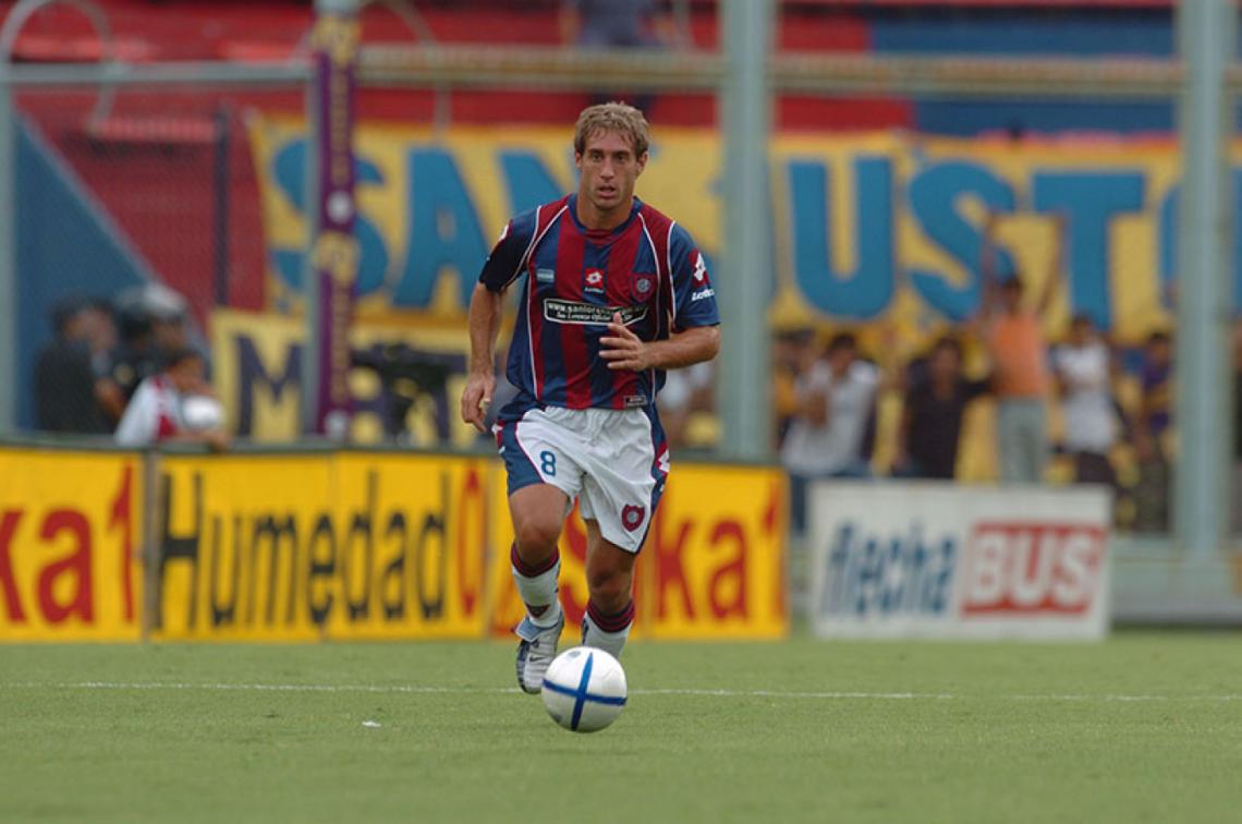 Imagen Con la 8 (volante) frente a Boca, el rival en su debut.