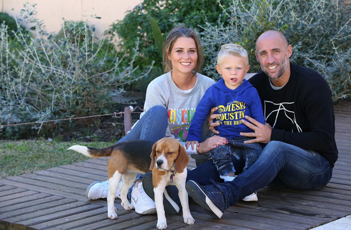 En la casa paterna de Arrecifes, con su esposa Christel y su hijo Asier.