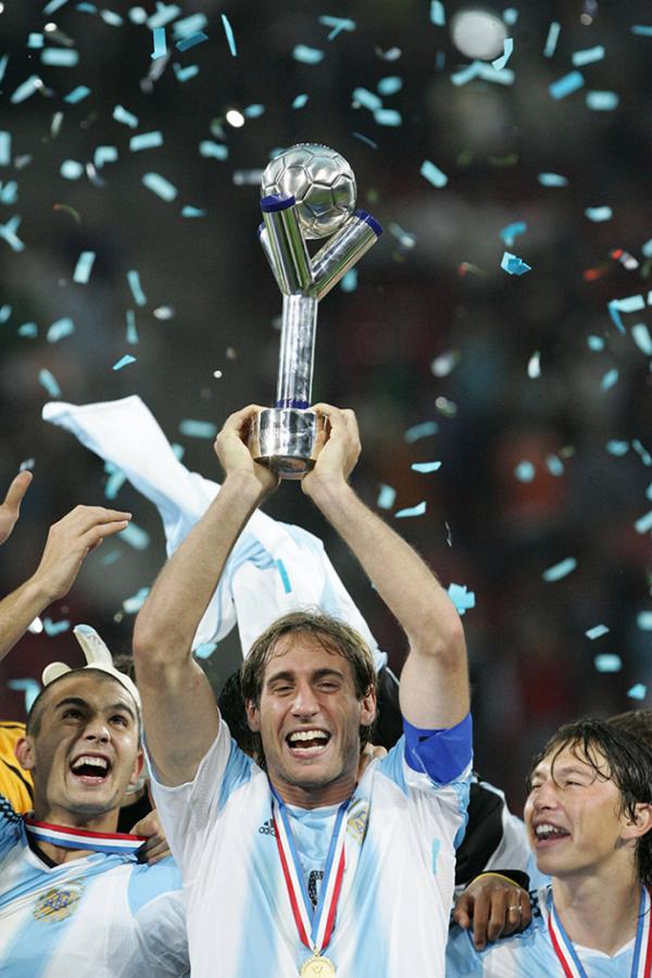Consiguió dos logros con la Selección, casualmente los mismos que Messi. Aquí, levantando la Copa del Mundo Sub 20 como capitán.