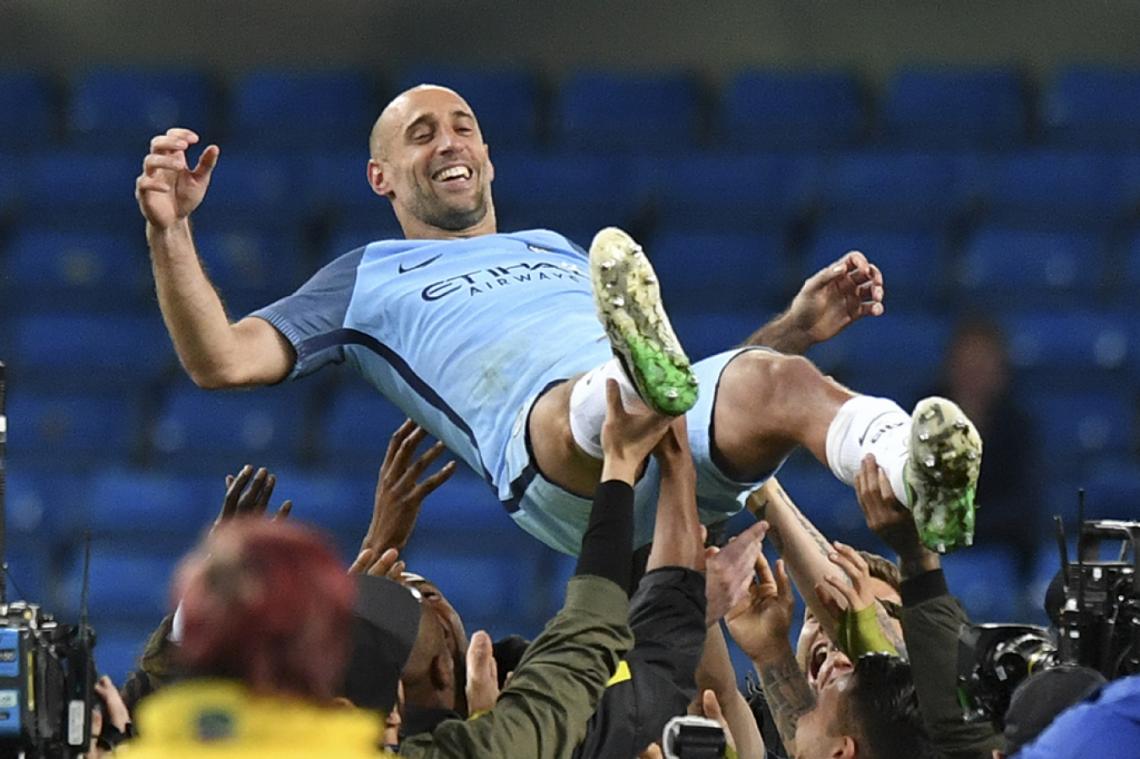 Después de 9 temporadas y 6 títulos en el City en mayo de este año fue despedido a lo grande: tirado al aire por sus compañeros y con el estadio que lo ovacionó de pie.