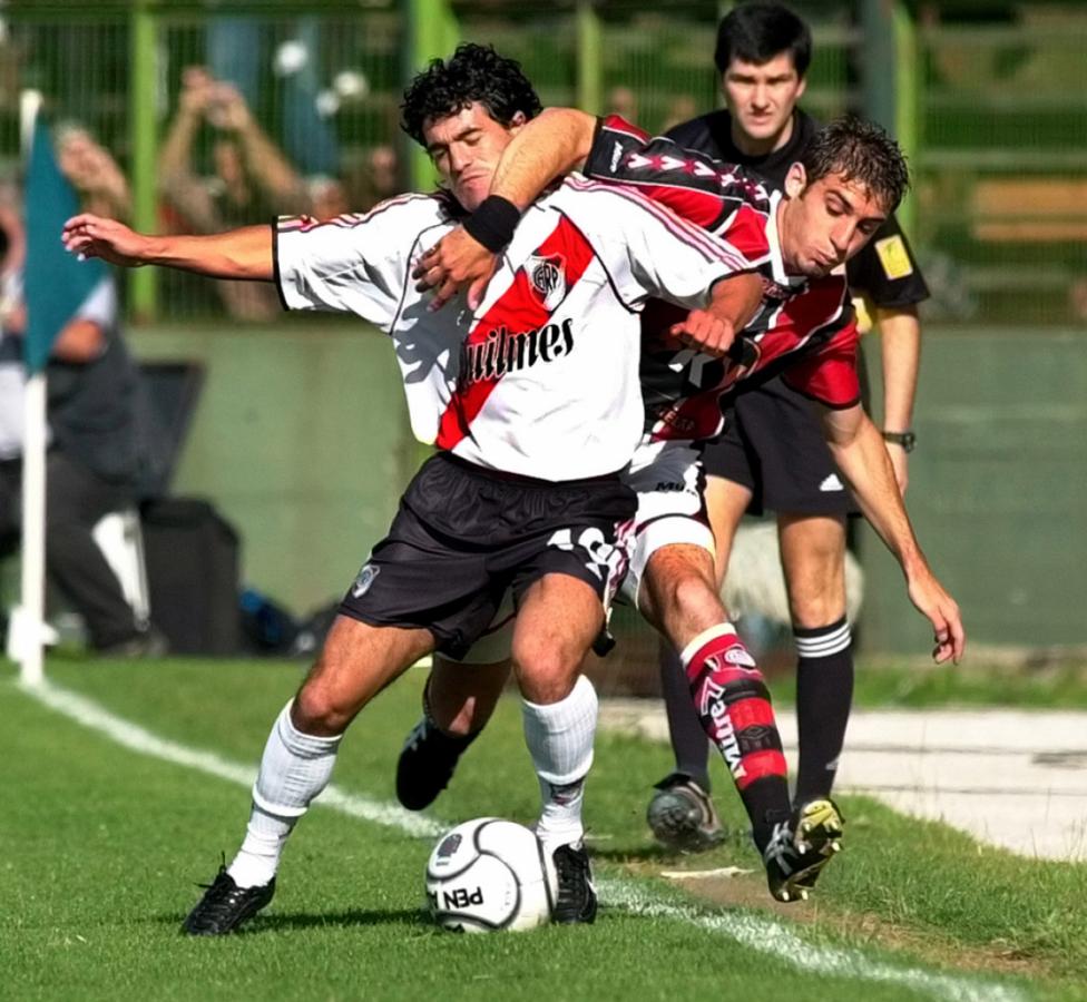 Imagen Ser hincha de River no le impedía cruzarle el brazo en la cara a Ortega.