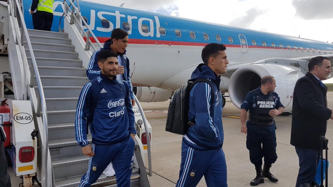 Imagen Banega, Paredes y Dybala, bajando del avión.