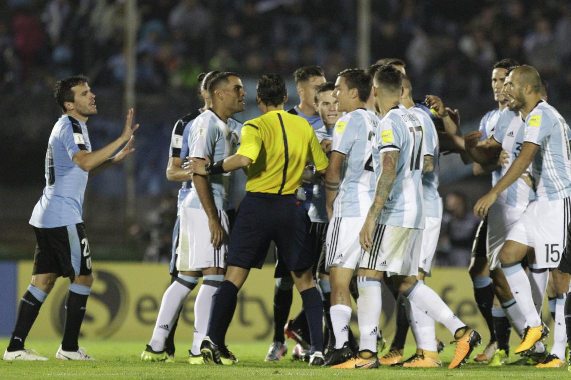 Imagen Uno de los pocos momentos calientes del equipo estuvo relacionado con protestas y discusiones, no con su actitud ofensiva.