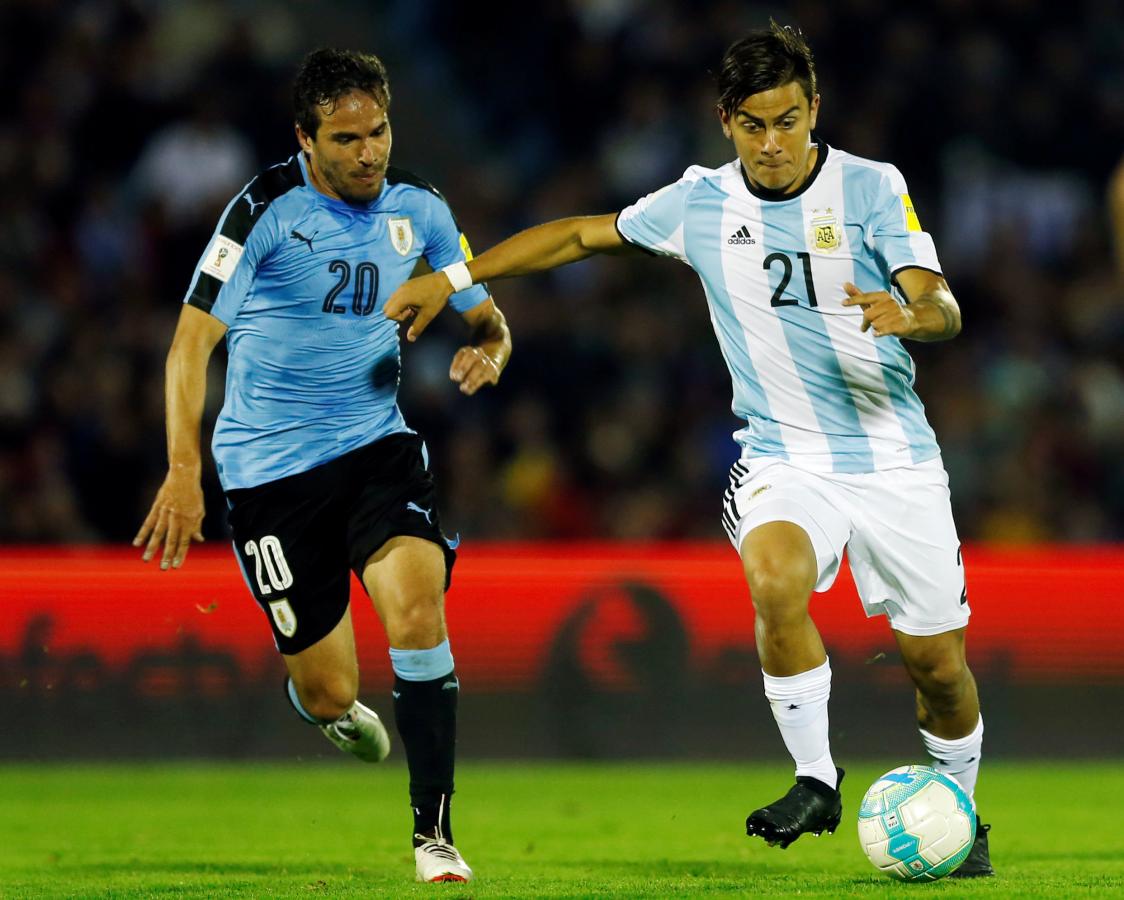 Imagen Dybala tuvo un mal partido ante Uruguay. Apenas le contabilizamos un buen encuentro con Messi.