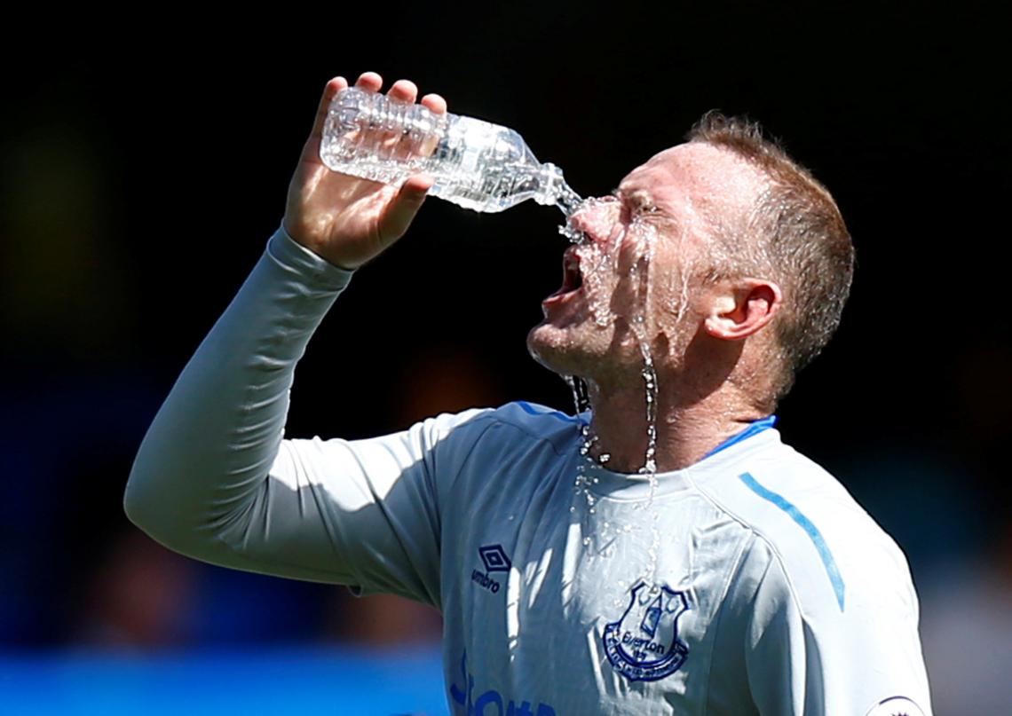 Imagen Rooney, tomando agua durante un partido del Everton.