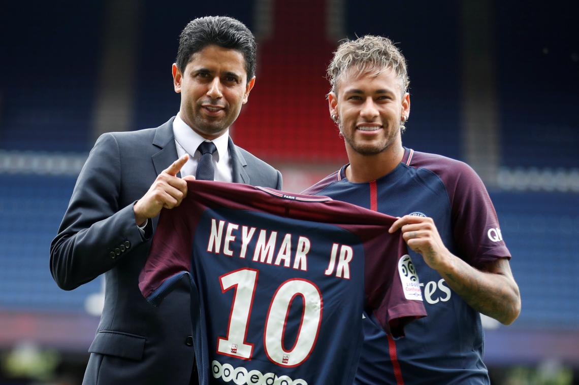 Imagen Neymar, en su presentación en el PSG junto al presidente Nasser Al-Khelaifi