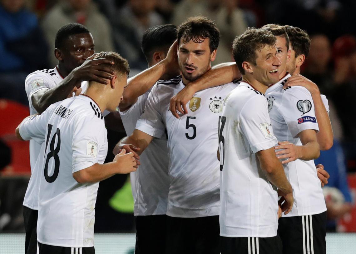 Imagen Los alemanes, festejando un gol de Hummels.