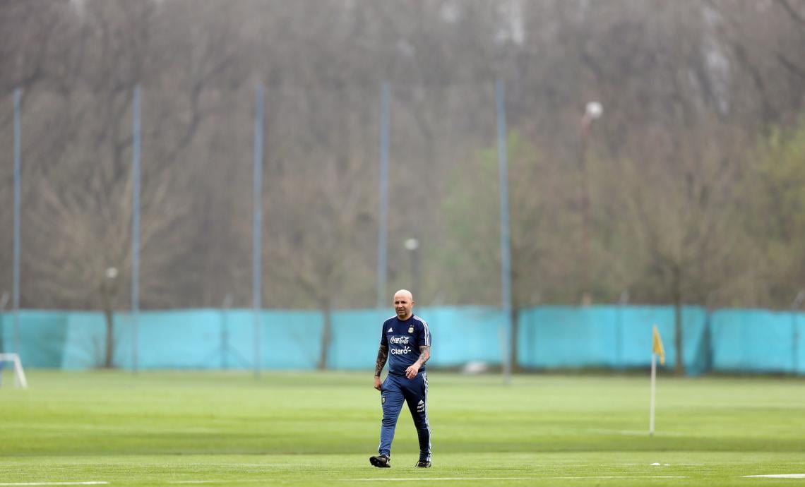 Imagen Sampaoli, caminando por el predio de Ezeiza.
