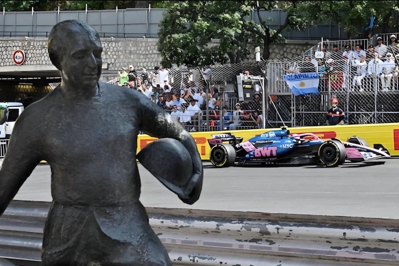 Imagen ¡Qué postal de Mónaco!: la estatua de Fangio, Colapinto y la bandera argentina.