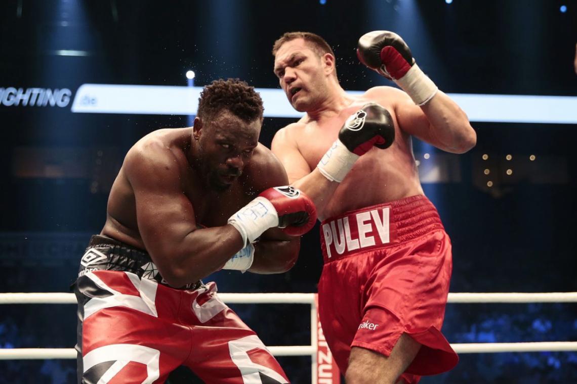 Imagen Pulev, castigando a Chisora.