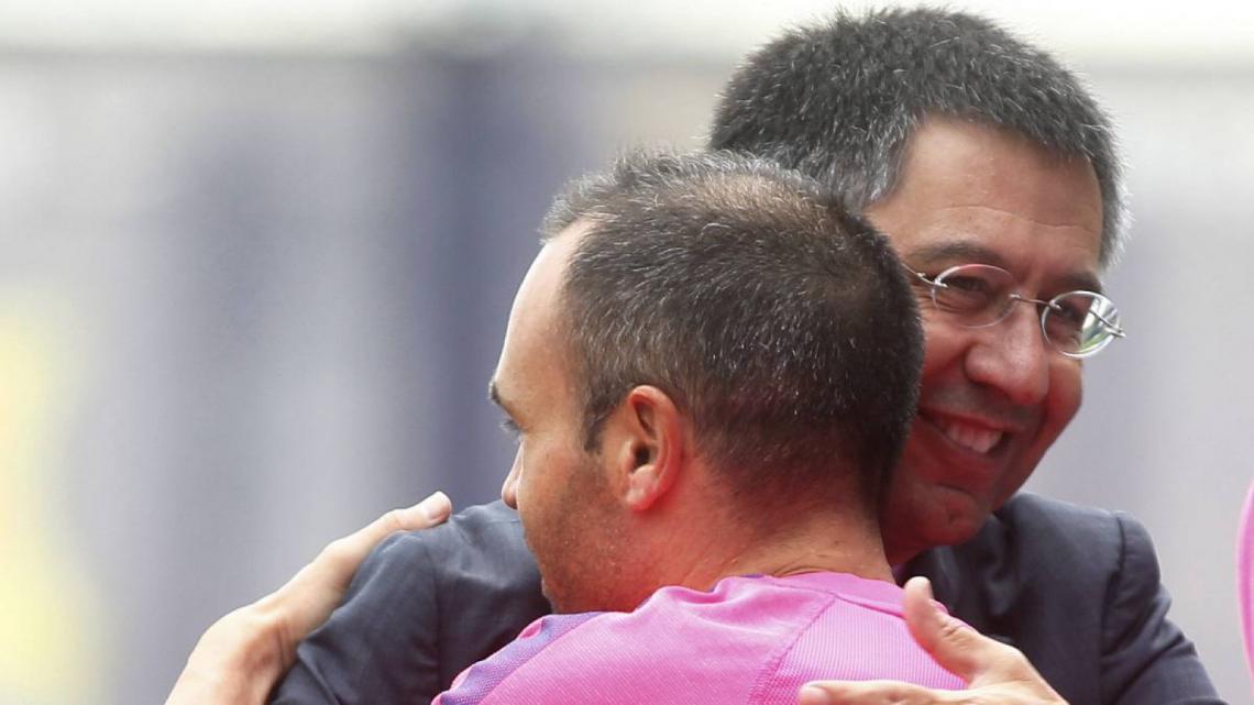 Imagen Iniesta, abrazando a Bartomeu.