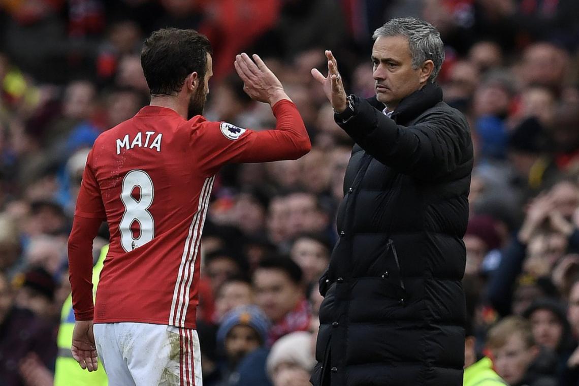 Imagen Mata y Mourinho, en medio de un partido.