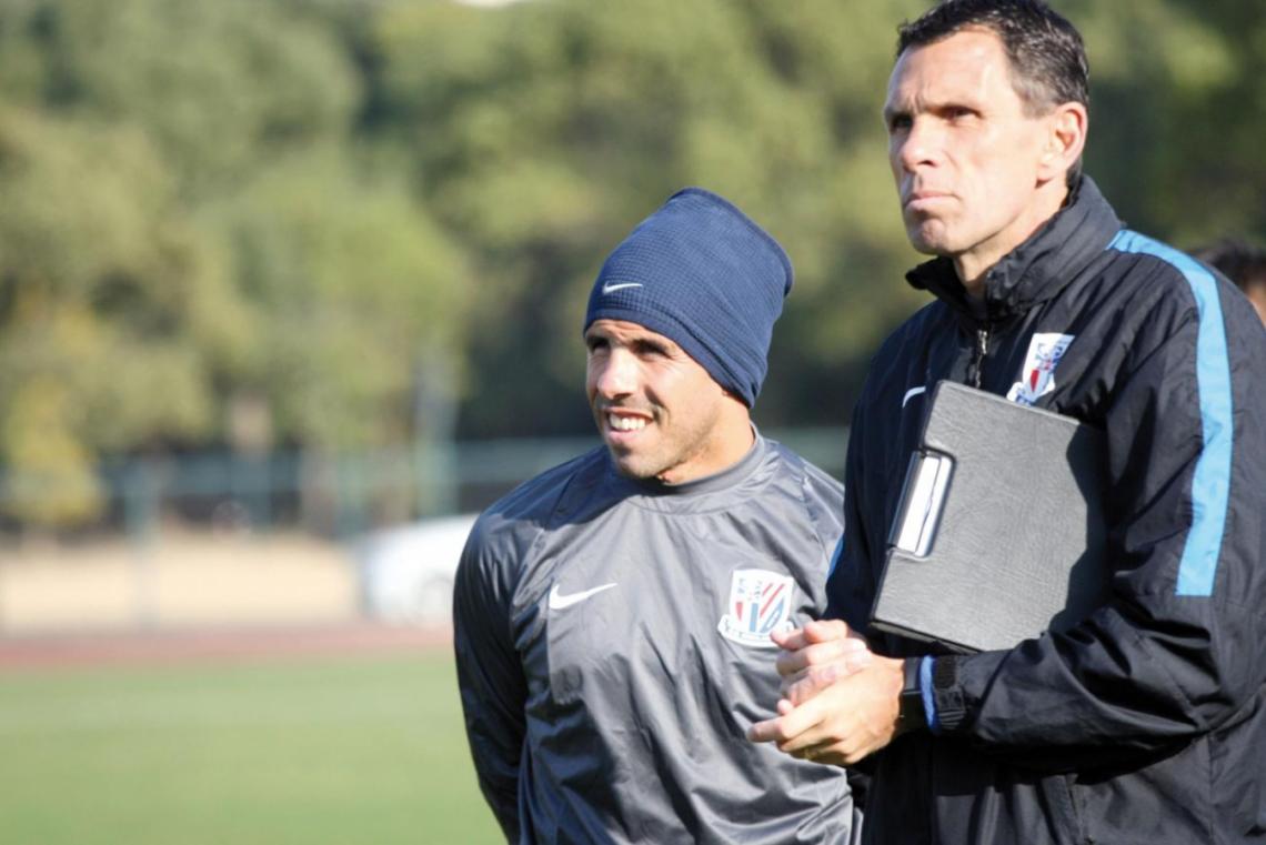 Imagen Tevez, junto a Poyet en una práctica.