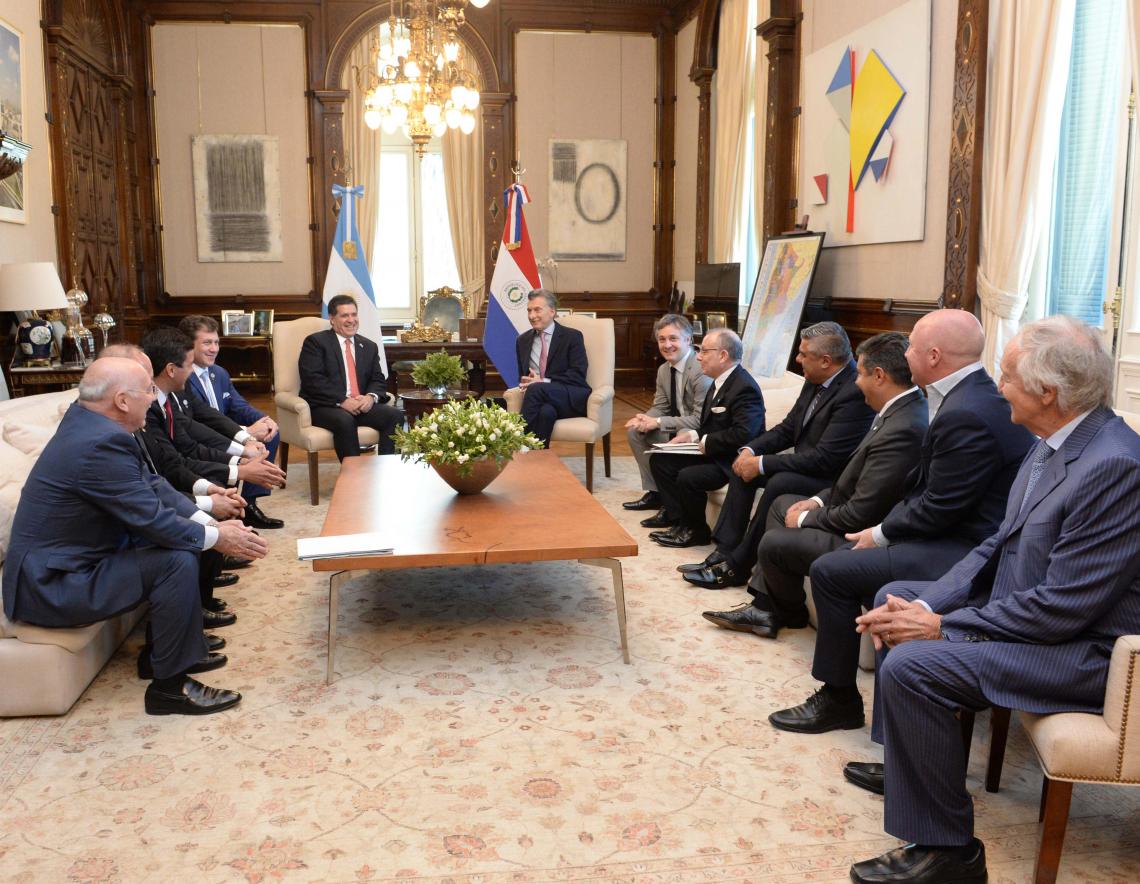 Imagen El presidente Mauricio Macri recibió hoy a su par de Paraguay, Horacio Cartes, y al titular de la Confederación Sudamericana de Fútbol (CONMEBOL), Alejandro Domínguez, para avanzar en una presentación común, junto a Uruguay, con el objetivo de organizar l