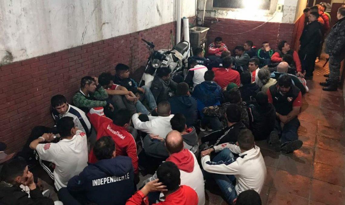 Imagen El 13 de septiembre, 120 barrabravas fueron detenidos después del partido del Rojo vs. Atlético Tucumán.