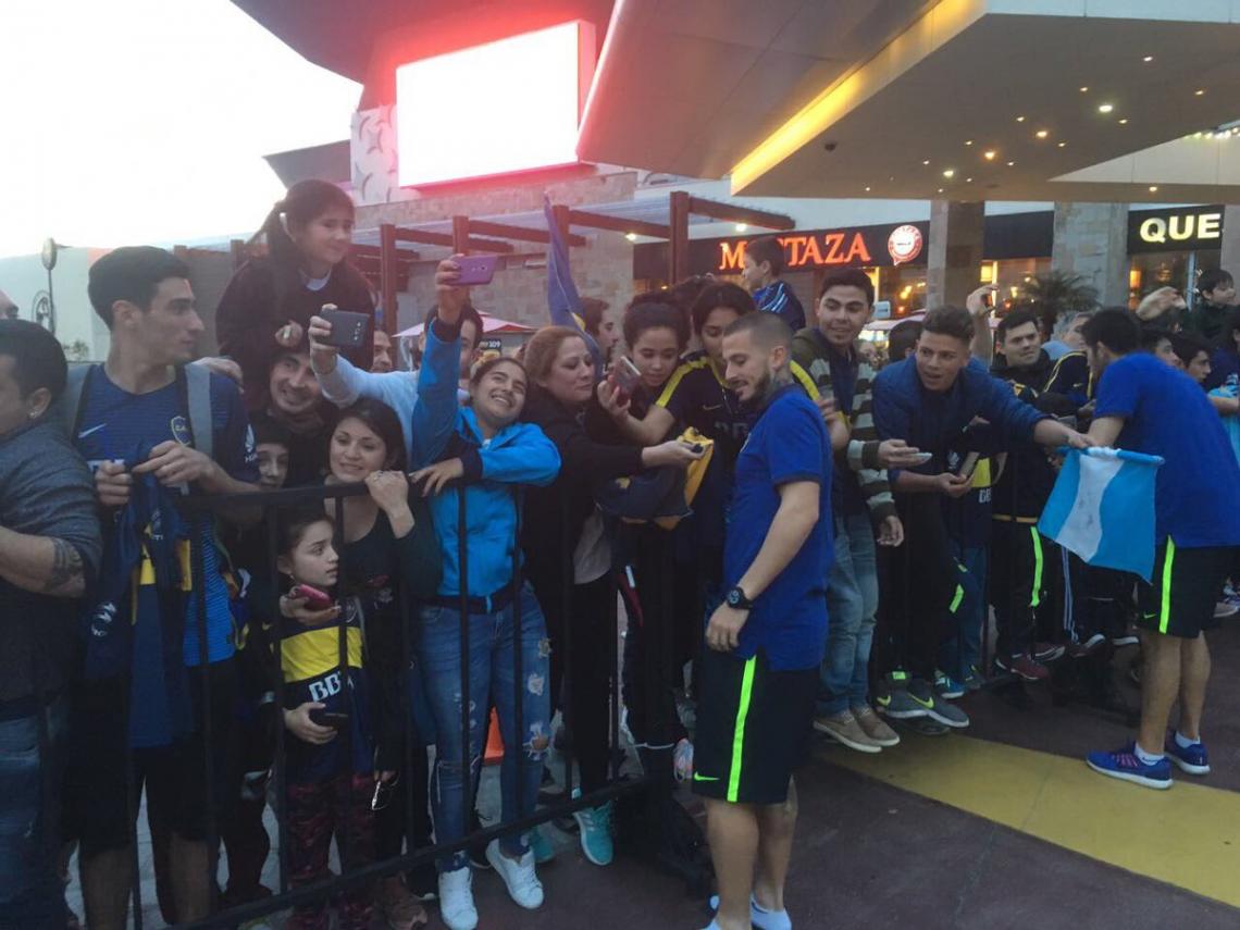 Imagen Benedetto, saludando a los hinchas en Mendoza.