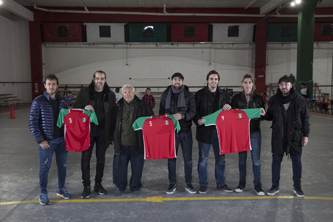 Imagen Apóstoles de la casa: Bocha y Checho Batista, Maddoni, Insúa, Cambiasso Gancedo y La Paglia, en una de las canchas del remodelado Parque.