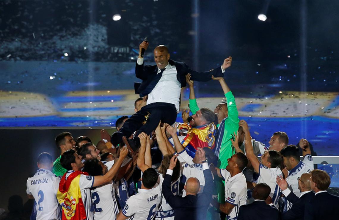Imagen Otra vez en andas. El momento de euforia de los jugadores para Zizou, un entrenador que basa su éxito en la gestión humana.