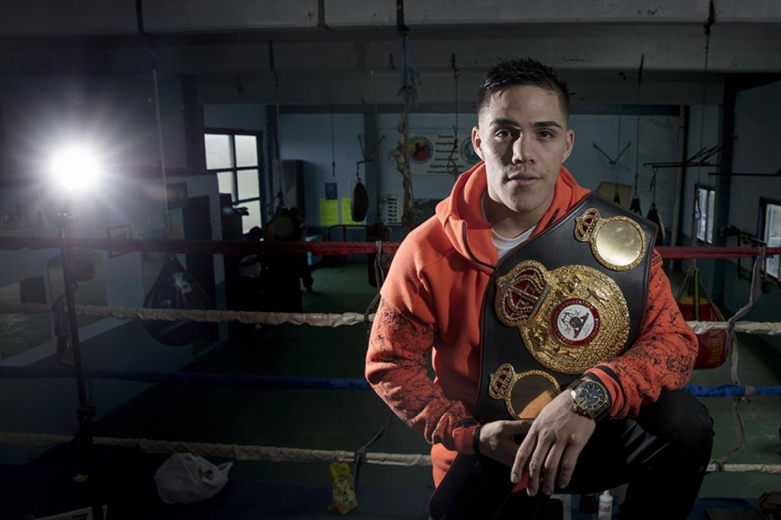 En su lugar y con su cinturón de campeón. Brian Castaño va por más.