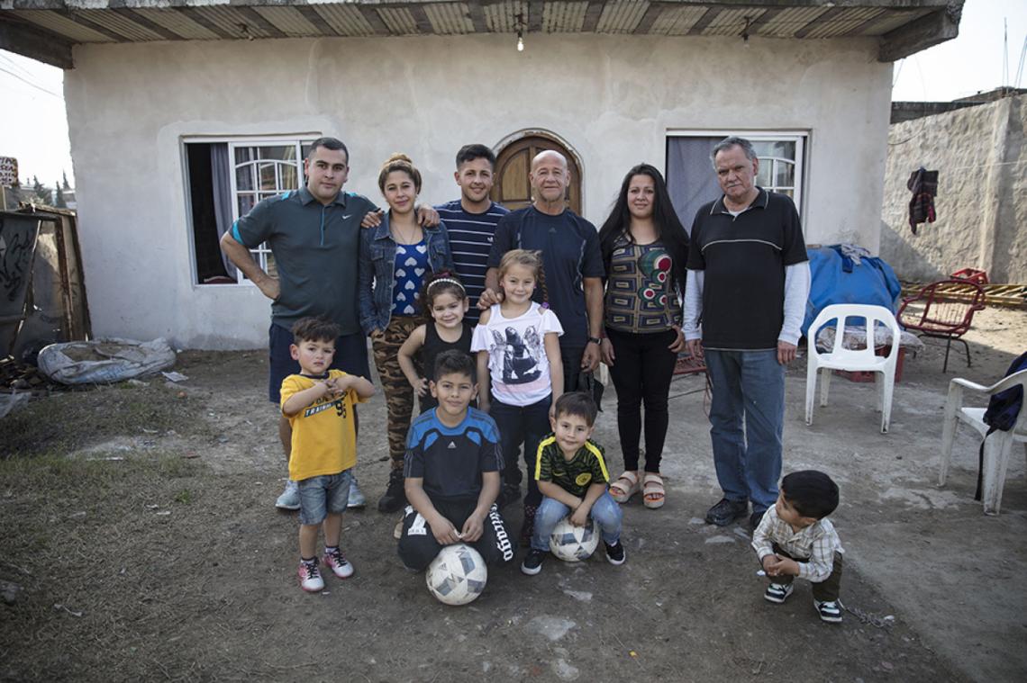 Imagen En familia. Goyo, su amigo William, y algunos de sus hijos y nietos. Remera a rayas, Diego Armando.