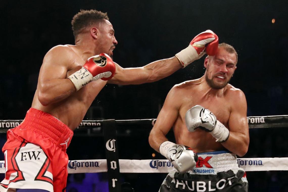 Imagen Ward, castigando a Kovalev.