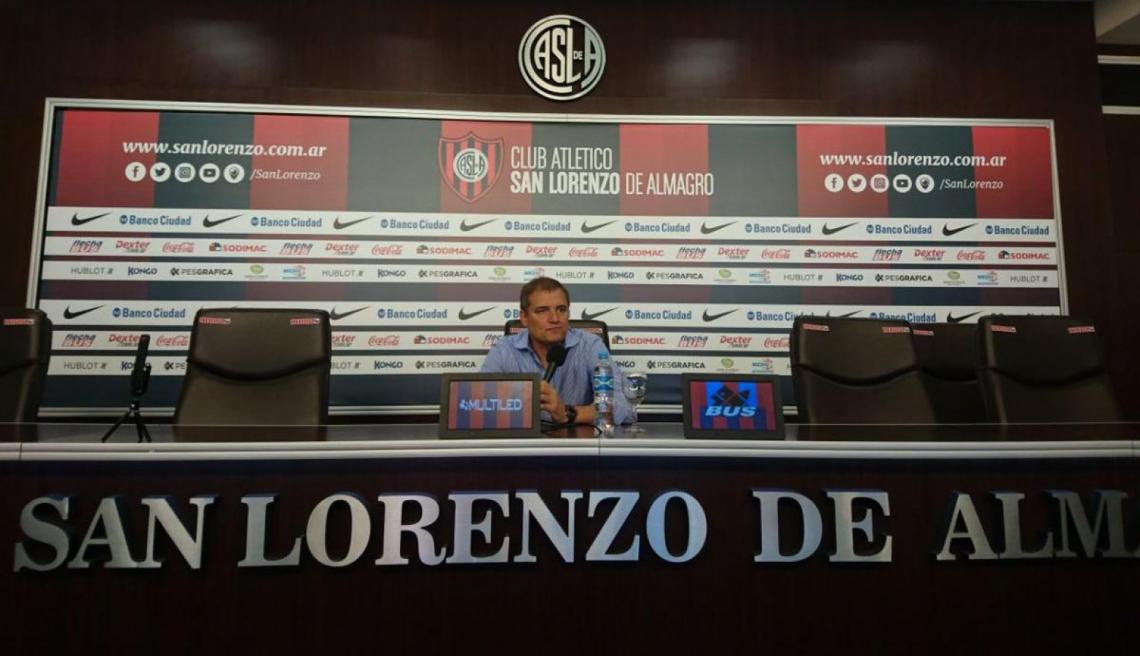 Imagen Aguirre, anunciando su renuncia en la conferencia.