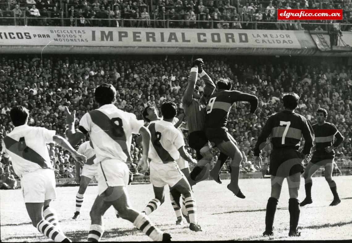 Imagen Gatti, con gorra, salta con Alfredo Rojas, mira de frente Antonio Rattín.