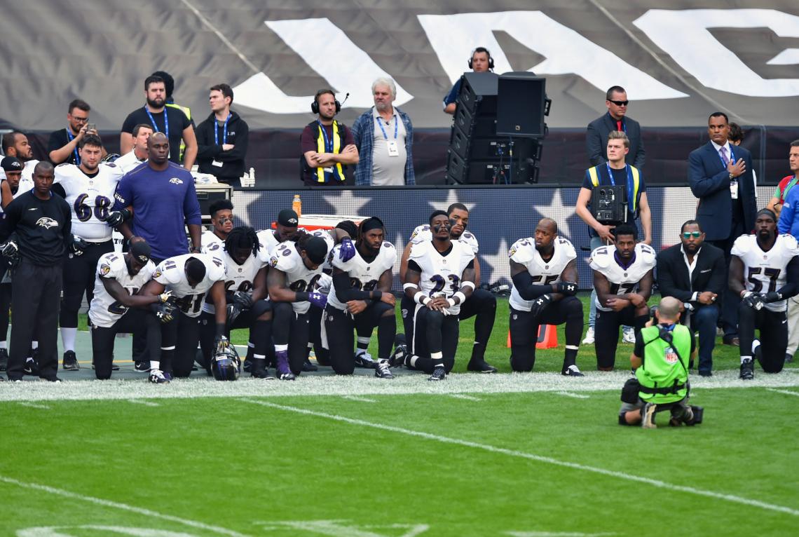 Imagen Los jugadores de los Ravens, arrodillados durante el himno.