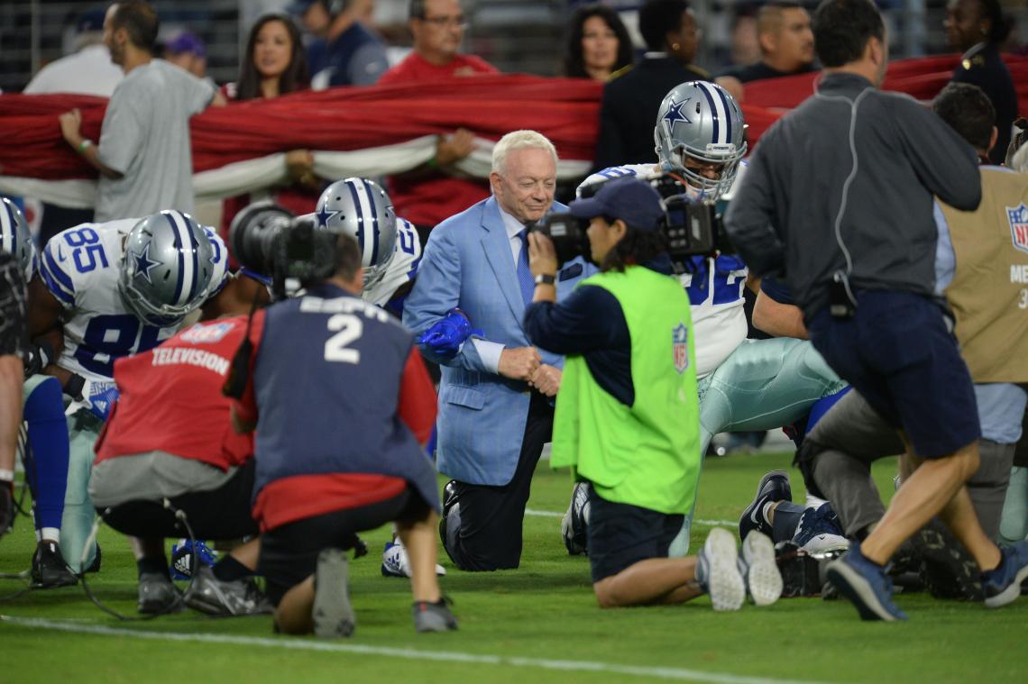 Imagen Jerry Jones, dueño de los Bowboys, arrodillado junto al plantel antes del himno.