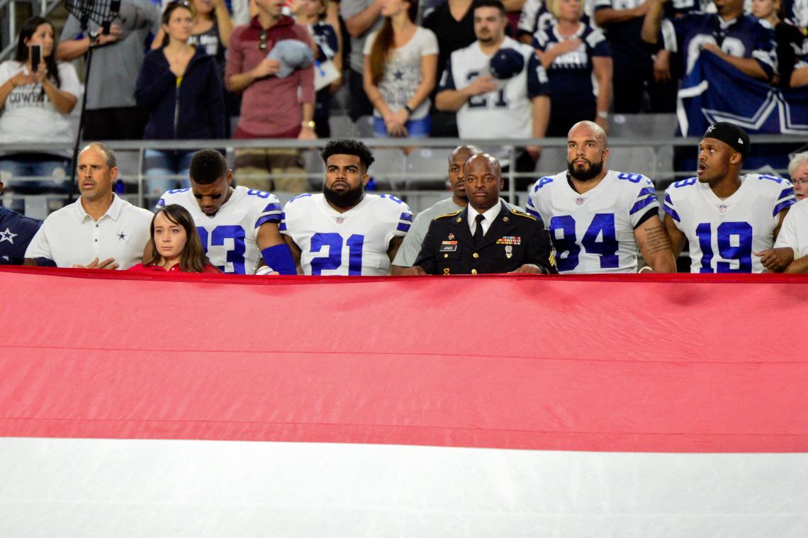 Imagen Los Cowboys, parados y serios durante el himno.