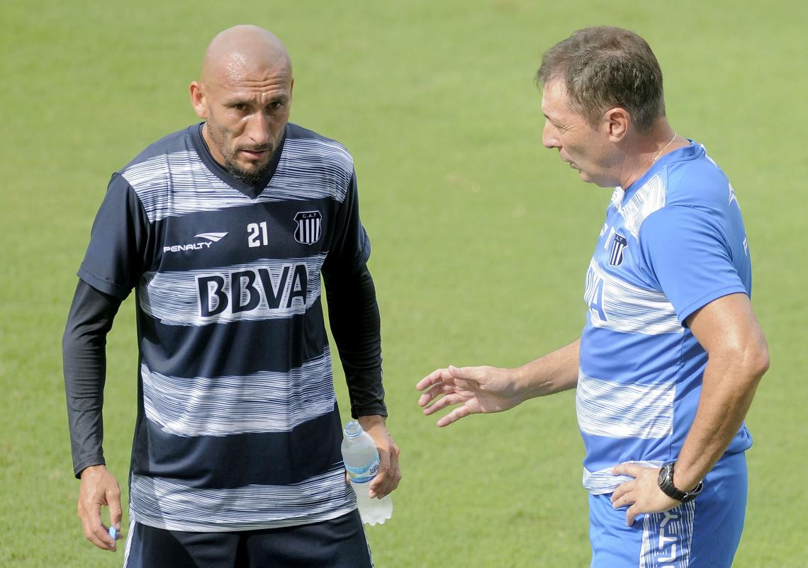 Imagen El Cholo, hablando con Kudelka en una práctica.
