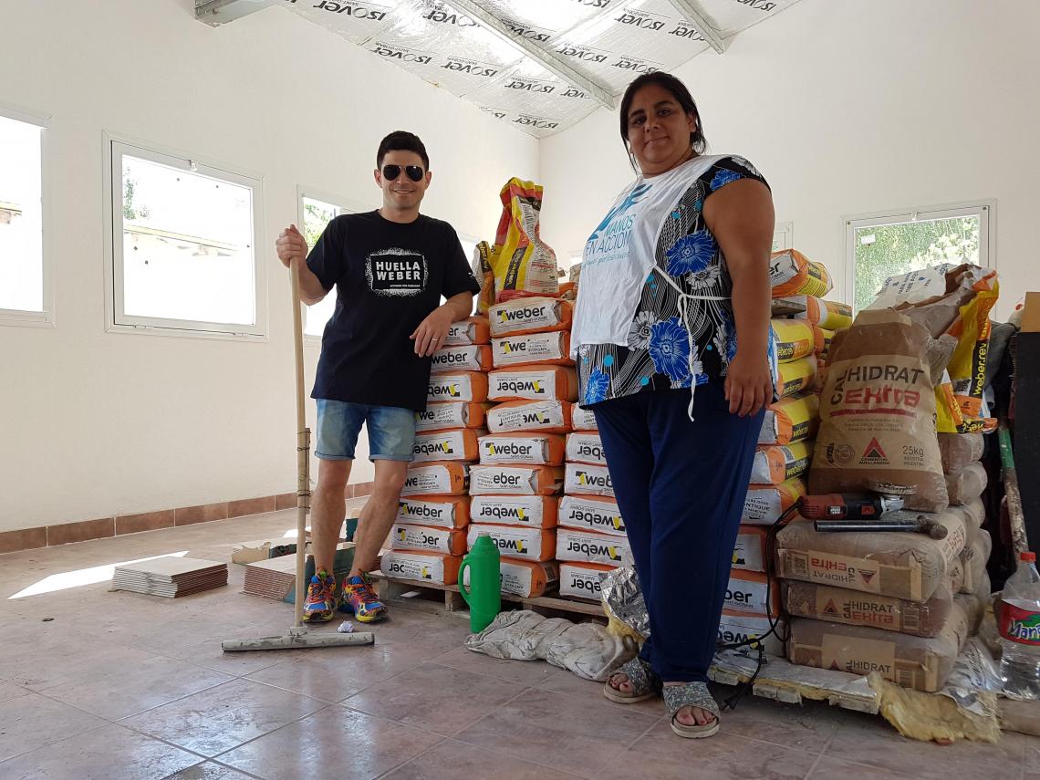 Imagen Fede, en Pilar, durante la construcción del comedor de Manos en Acción. Le dan de comer a los chicos carenciados de la zona.