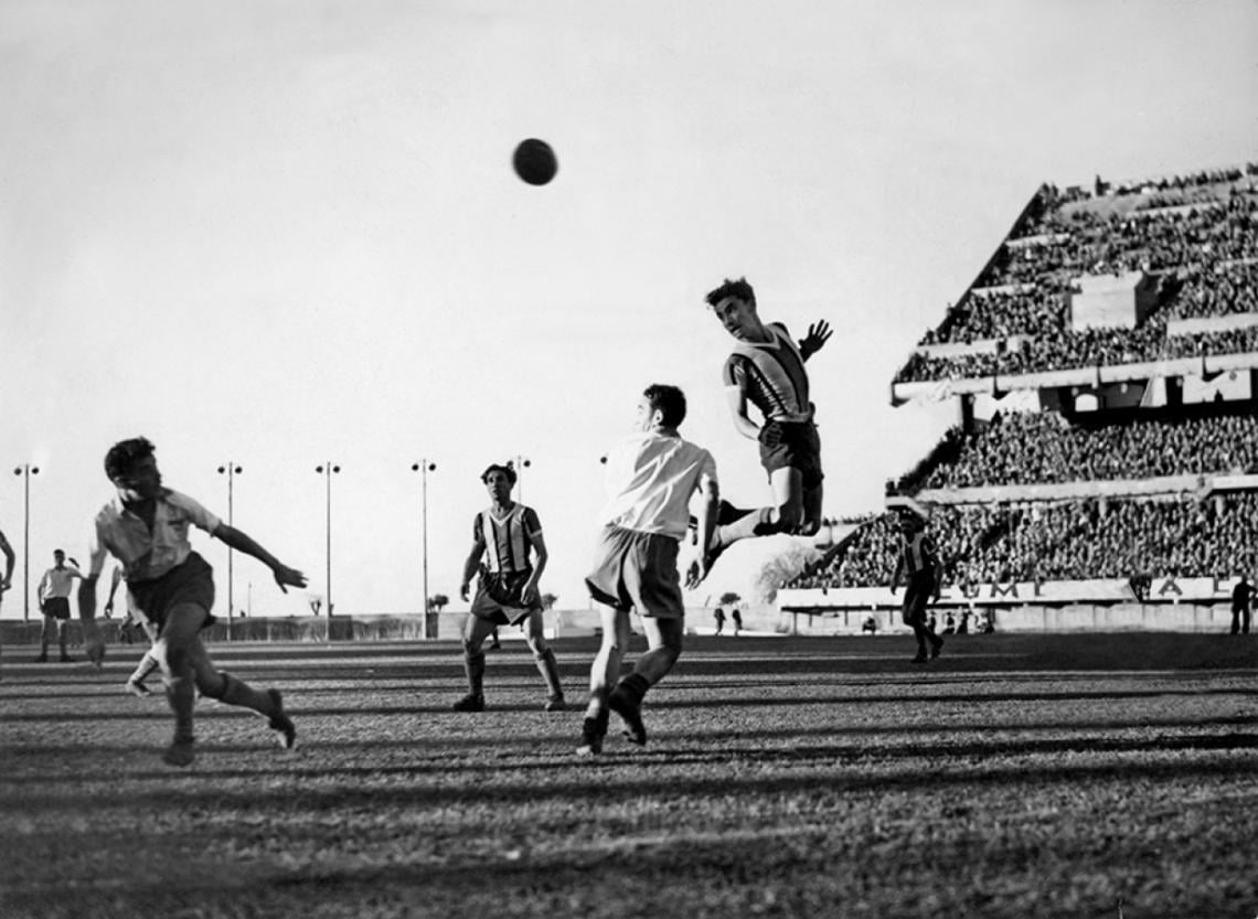 Imagen Salto acrobático para marcar otro gol en 1946, con la camiseta alternativa de River, en el 3-1 a Huracán.