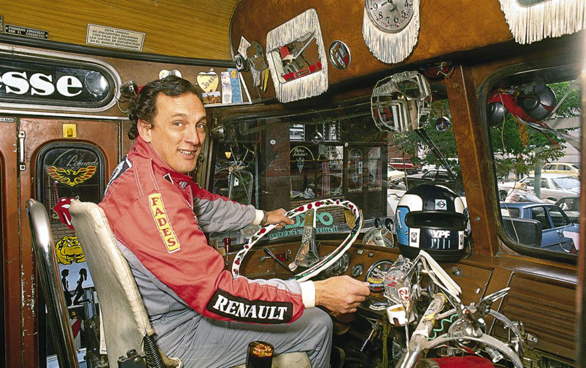 Imagen Al volante de un colectivo en 1991, celebrando el título de TC2000.