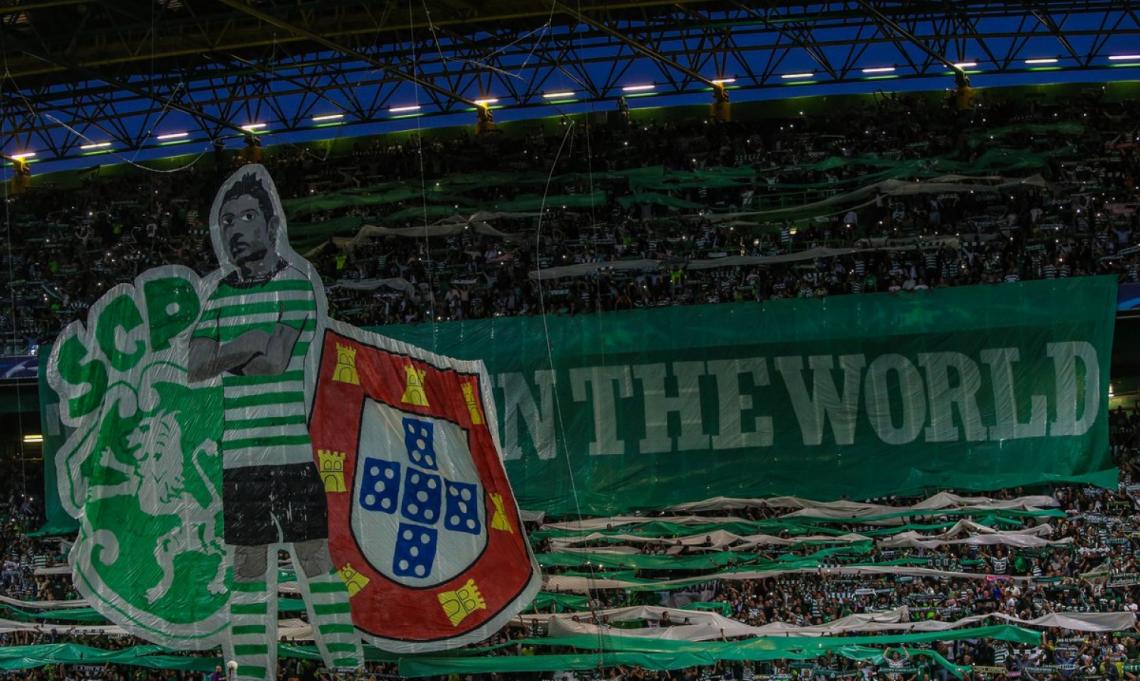 Imagen La bandera que mostró la hinchada del Sporting.