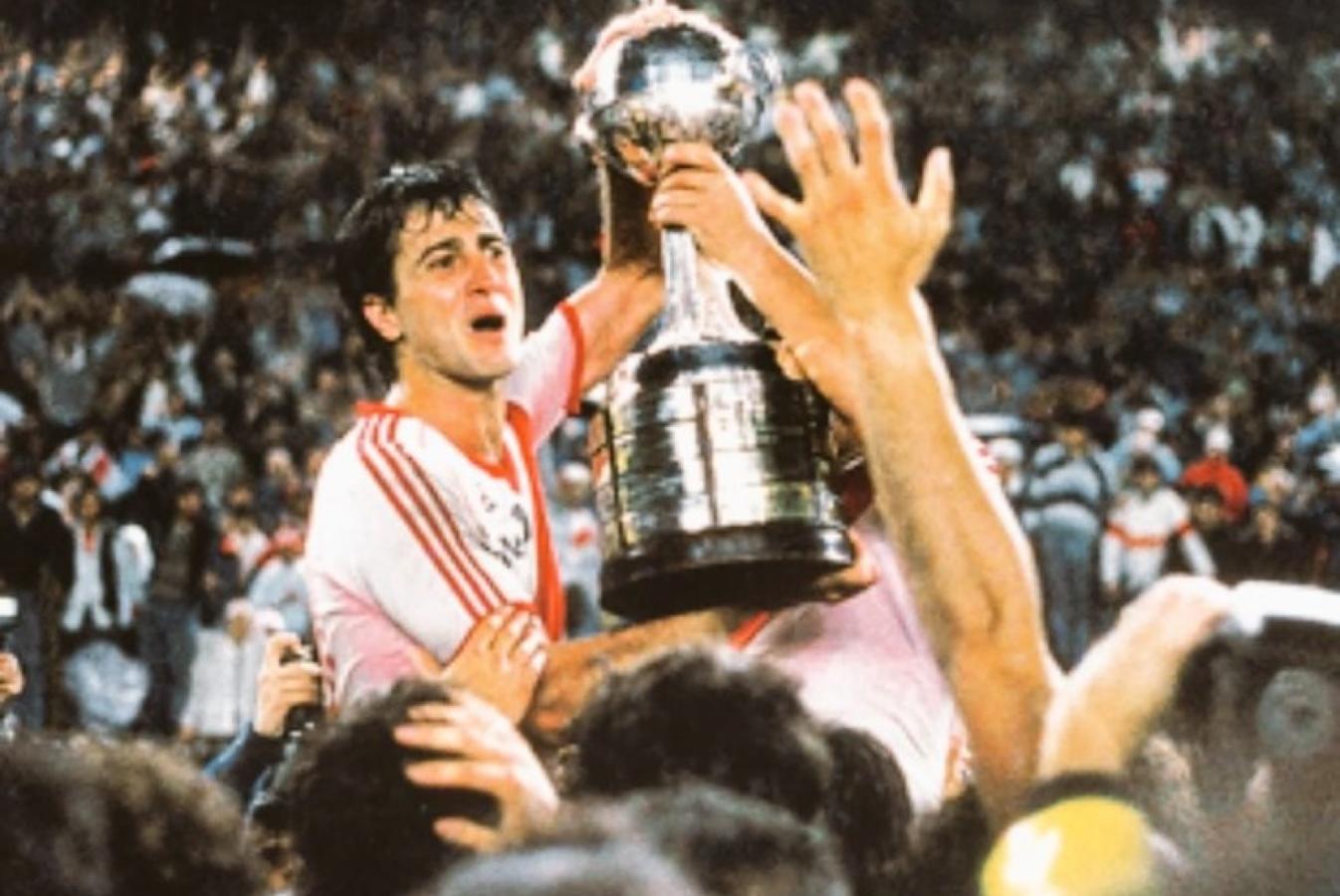 Imagen El Beto Alonso tuvo tres ciclos y obtuvo la histórica Libertadores del '86.