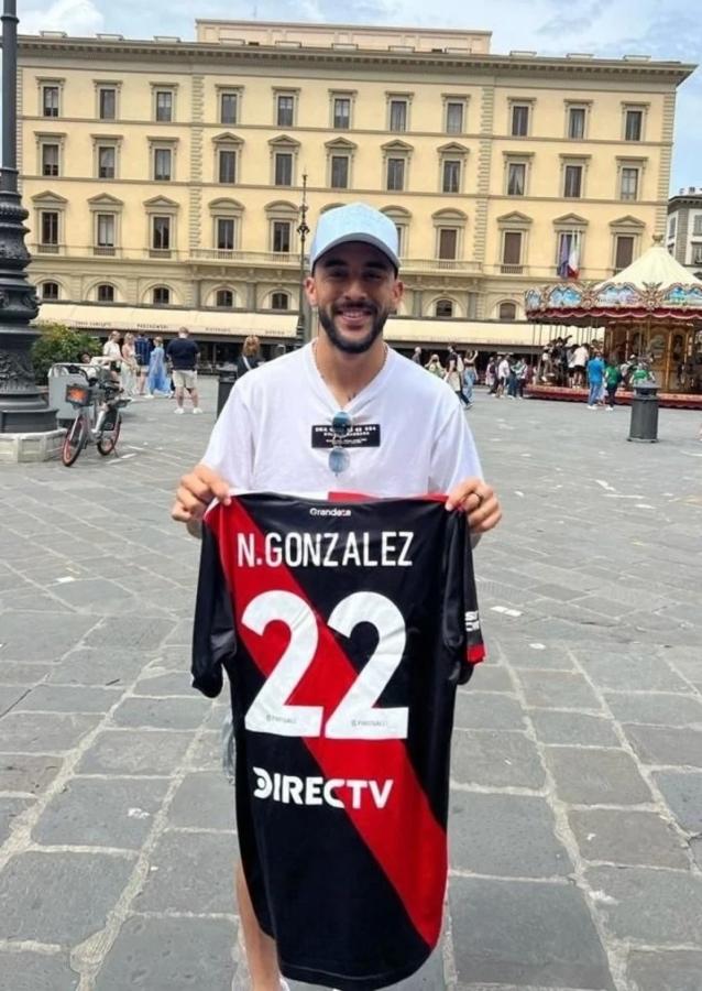 Imagen Nicolás González exhibe la camiseta de River entregada por el club de Núñez.