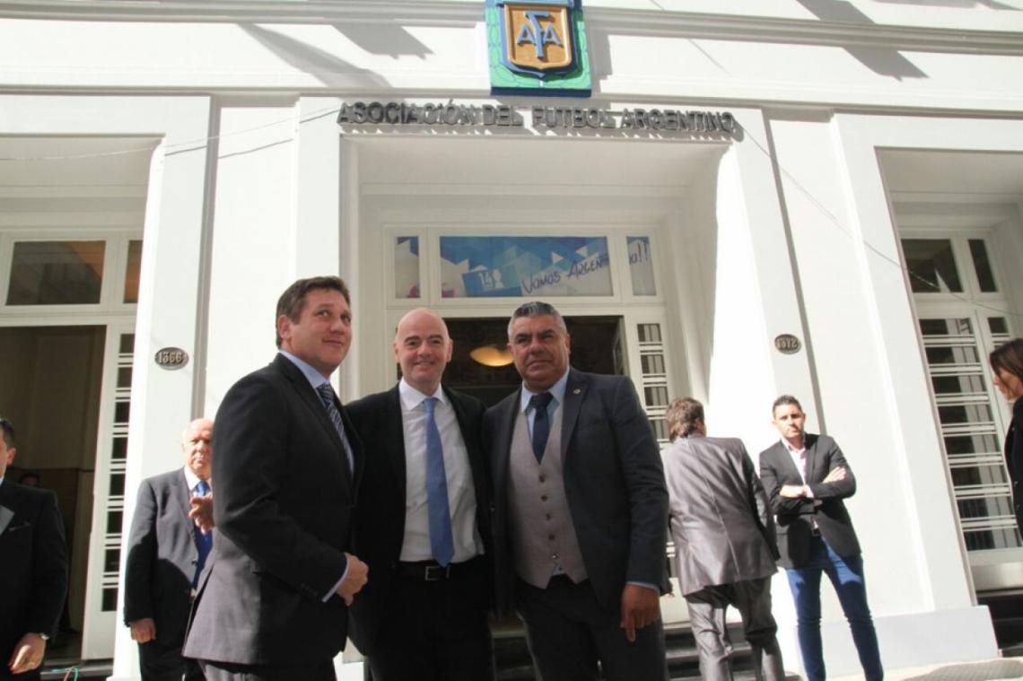 Imagen Infantino, en la puerta de la sede de Viamonte.