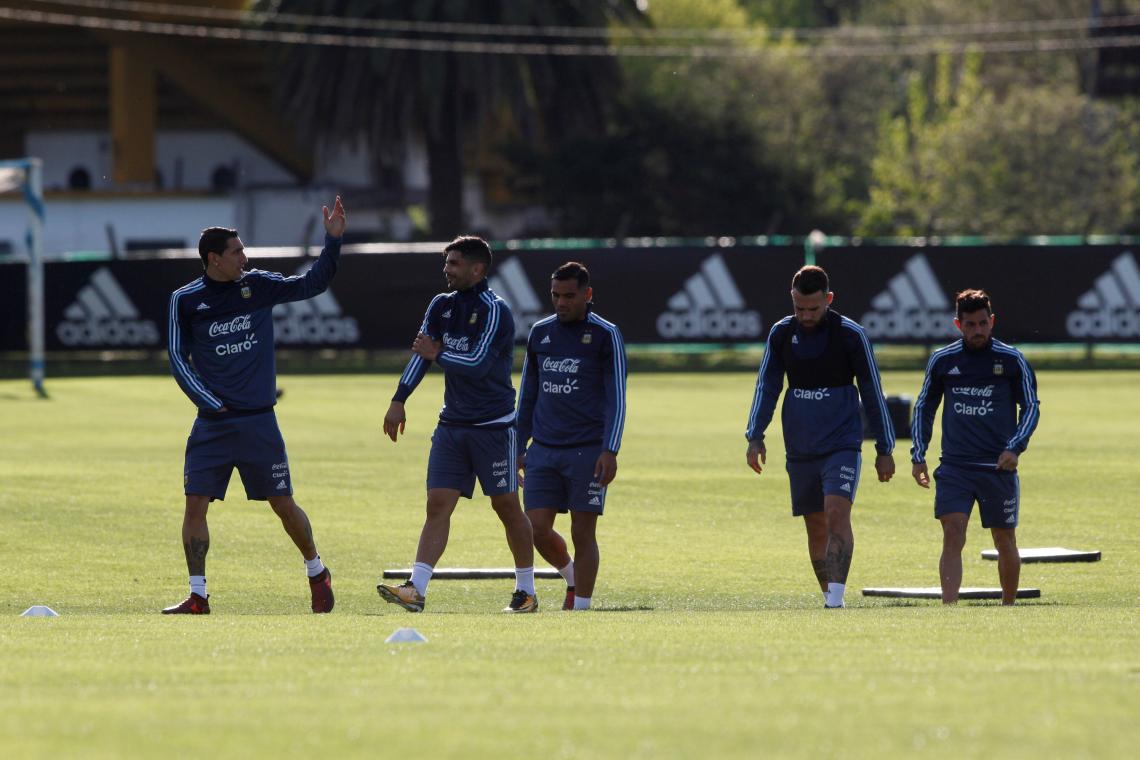 Imagen Di María, Banega, Otamendi y Acosta, 4 de los que están al límite.