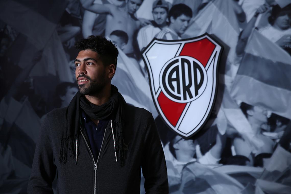El escudo, en la sala de prensa de Rivercamp, en Ezeiza. Volvió y le costó reconocer el predio.
