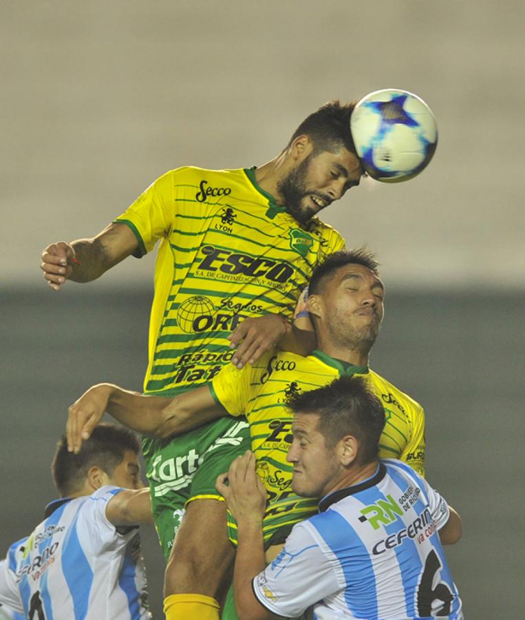 Imagen Mete de cabeza el 2-0 ante Sol de Mayo (Río Negro) en la actual Copa Argentina. Pelota deformada.