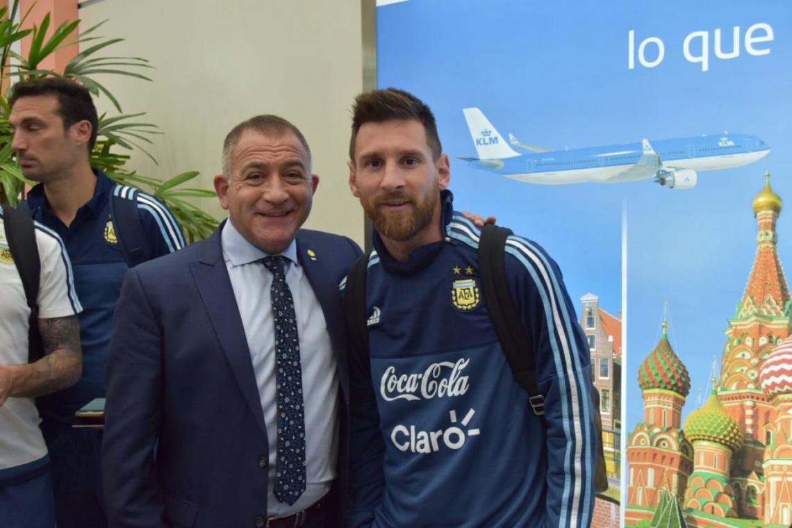 Imagen Luis Juez, junto a Mesis en la llegada de la Selección a Ecuador.