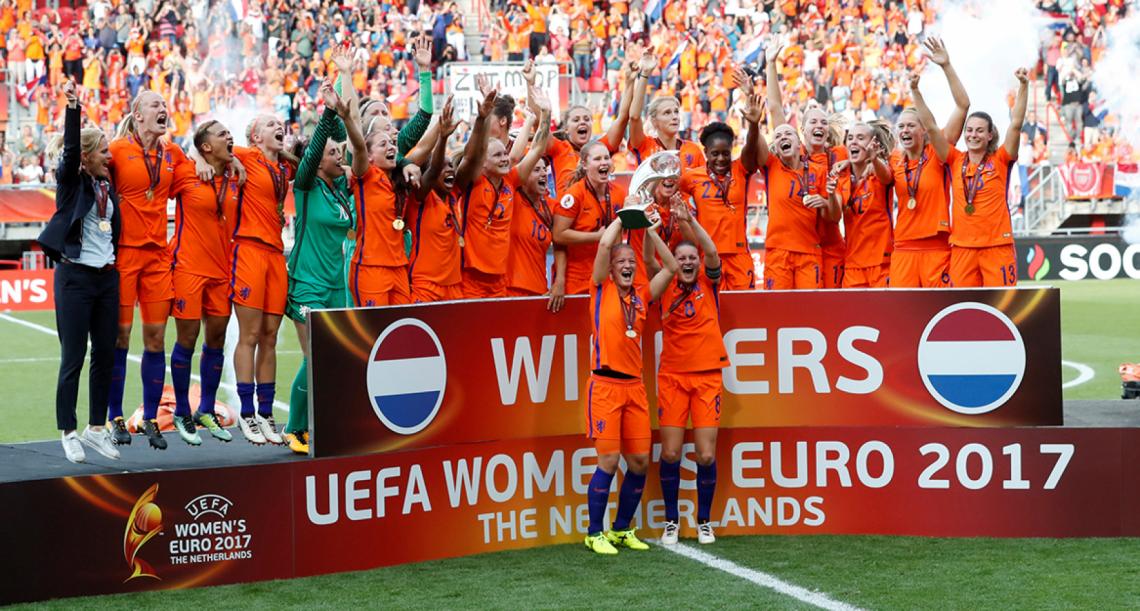 Las chicas de Holanda festejan el triunfo en la Euro, organizada en su país. Detrás, una multitud.
