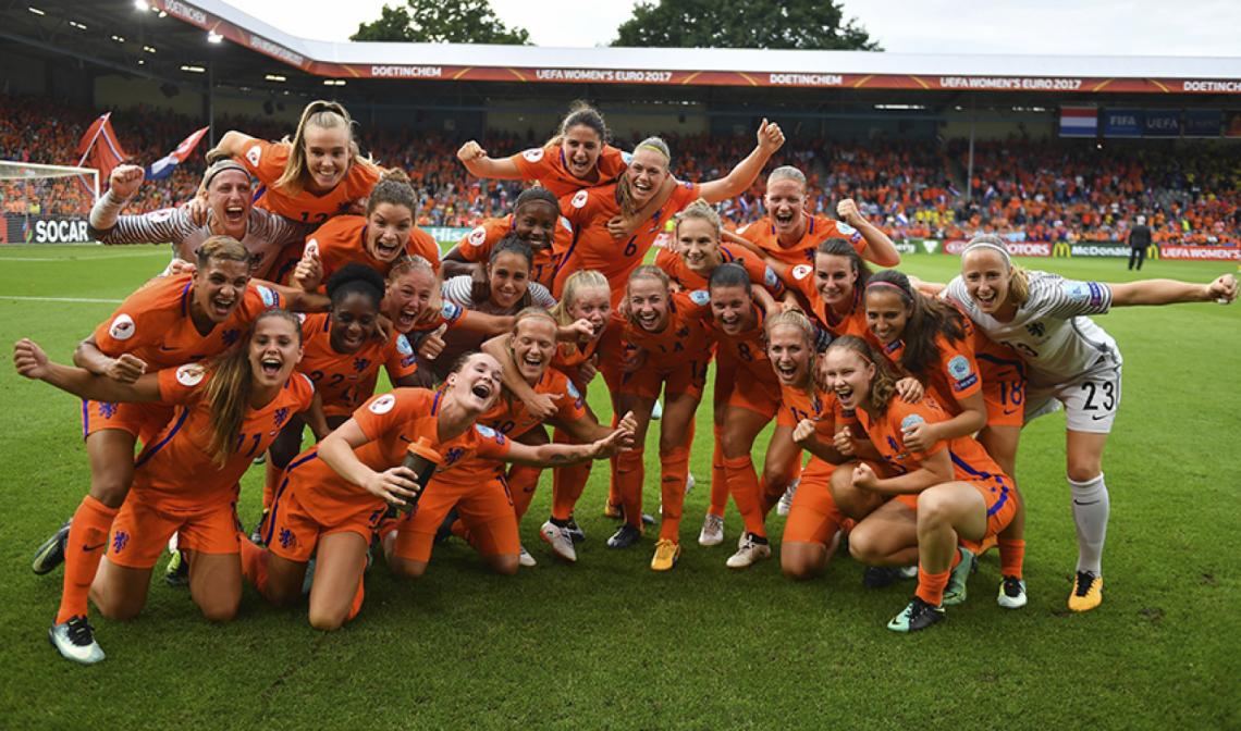 Imagen El festejo Oranje tras una de las 6 victorias consecutivas. Ahora, el palmarés con los varones está igualado: una Euro para cada uno.