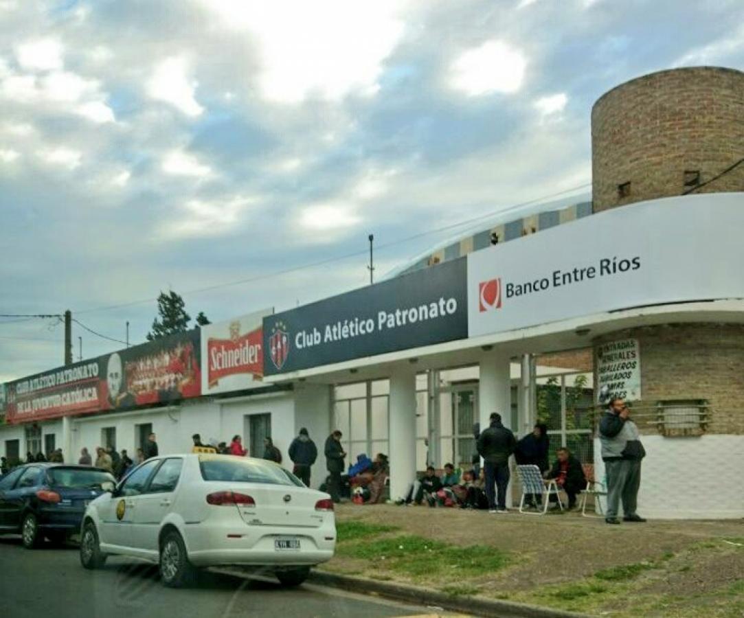 Imagen La fila para comprar entradas en el estadio.