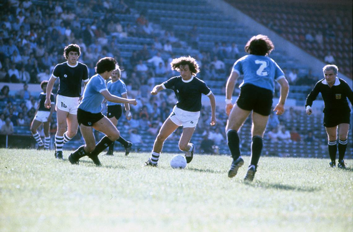 Imagen En Racing, contra Belgrano. Lo mira su amigo Juan Ramón Carrasco.