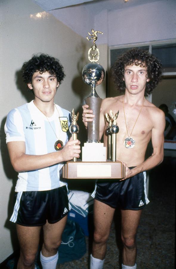 Imagen Levantando el trofeo con el tucumano Juan José Meza, en su único título ganado.