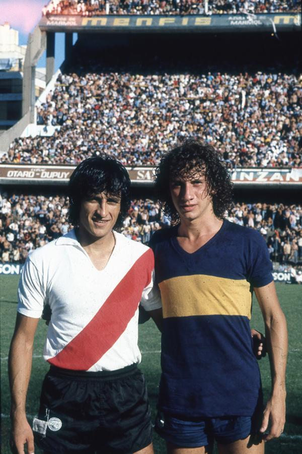 Con la camiseta de Boca en el clásico, en la Bombonera, junto a Ramón díaz.