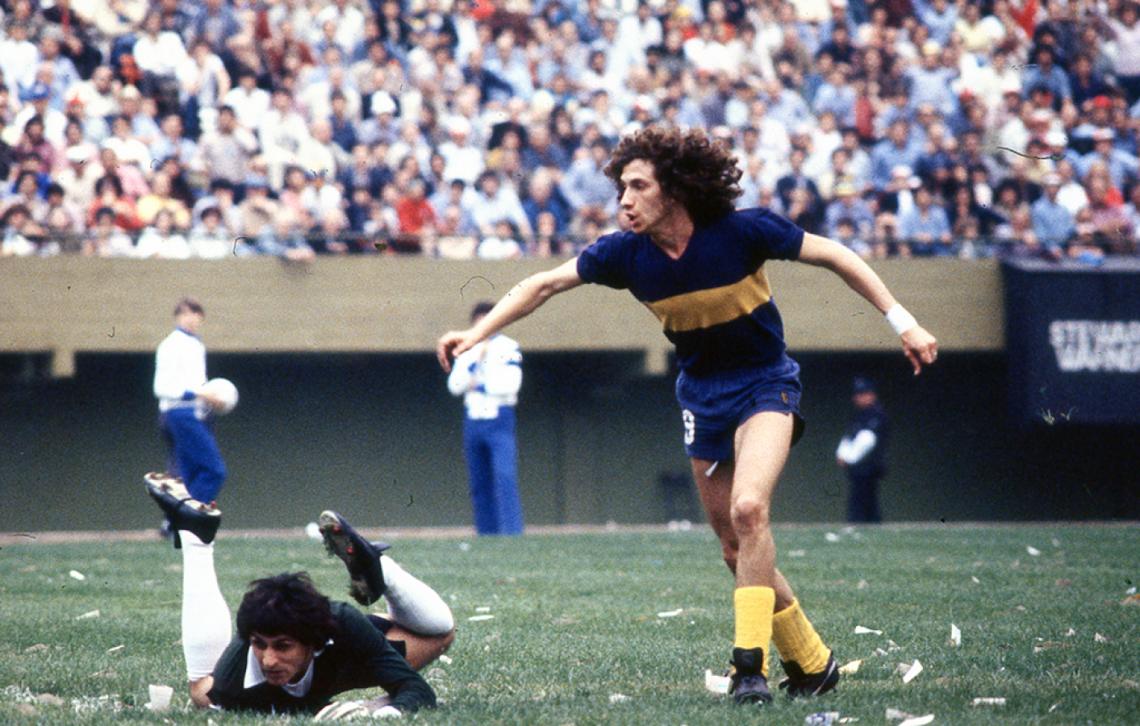Imagen En el monumental, dejando en el piso al Pato Fillol, para convertir su gol.